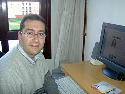 Foto de Juan Ramón en su ordenador